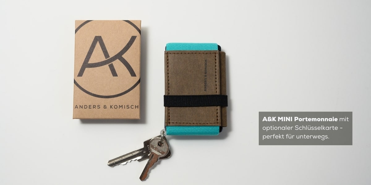Das A&K MINI Wallet, verpackt ohne Plastik und mit einer praktischen Schlüsselkarte für unterwegs – das sind die besonderen Merkmale der A&K Produkte.